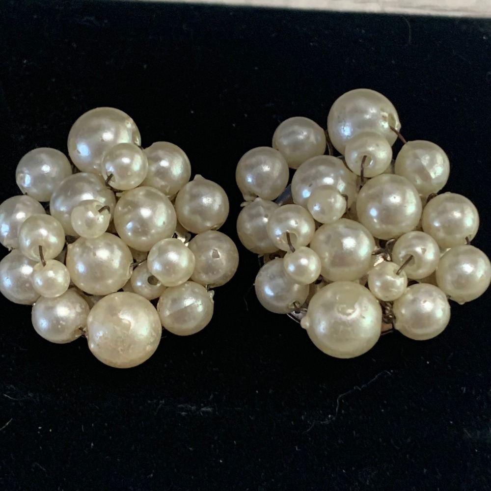 Vintage Hong Kong Faux Pearl Cluster‎ Clip On Earrings Cream White Bridal Retro